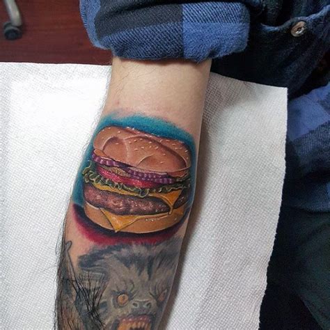 Tatuajes de hamburguesas, ¡deliciosos y divertidos!